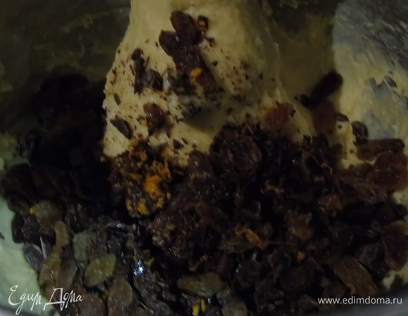 Когда масло вошло в тесто, добавляем изюм, цедру, шоколад и 1 ст. л. Амаретто, если Амаретто нет — просто пропустите.
