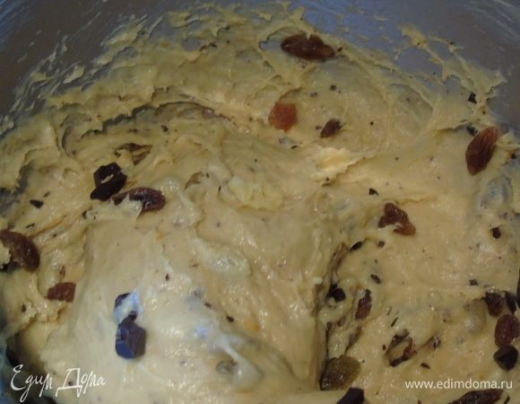 На медленной скорости вмешиваем в тесто.