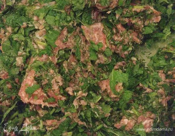 Когда вся зелень нарезана, мы добавляем ее к нашему фаршу. Если у вас нет бараньего фарша, то можно использовать только говяжий. Ну а вообще я только 100 грамм бараньего фарша добавляю (+400 г говядины), потому что иначе для меня сильно жирно. Ну если любите пожирней, то соответственно можно и побольше барашка добавить.