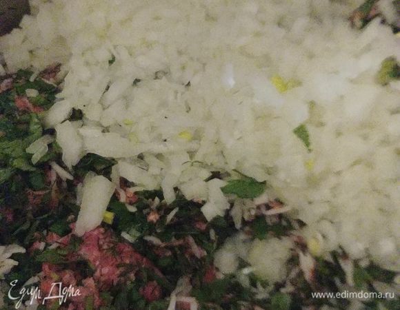 Затем добавляем мелко нарезанный лук (1 большую или 2 маленькие луковицы) и рис. Что касается риса, то я добавляю полу готовый. Хотя многие используют и сырой рис.