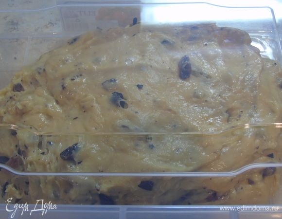 Перекладываем в миску и накрываем пленкой, я положила в контейнер и оставляем на 1 час при температуре 25–28°С.