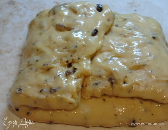 Выложите тесто на стол и сложите конвертом, верните в контейнер или миску швом вниз и обязательно накройте, отправьте в холодильник на ночь.