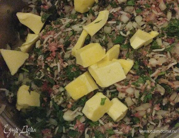 Последним шагом подготовки фарша является добавление на кусочки порезанного сливочного масла, соль, перец и затем все тщательно перемешать.