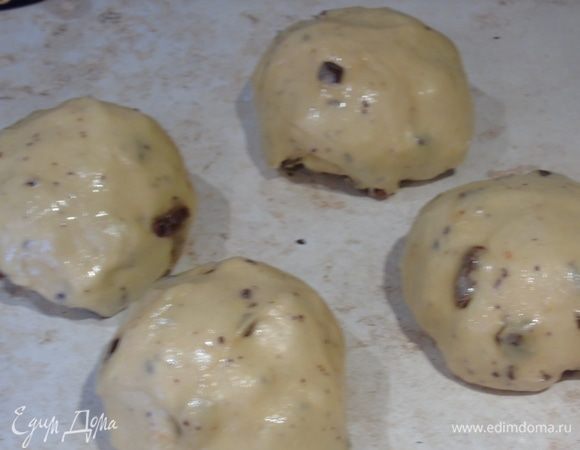 Выложите тесто на стол, разделите на 4 части и сформируйте шарики.