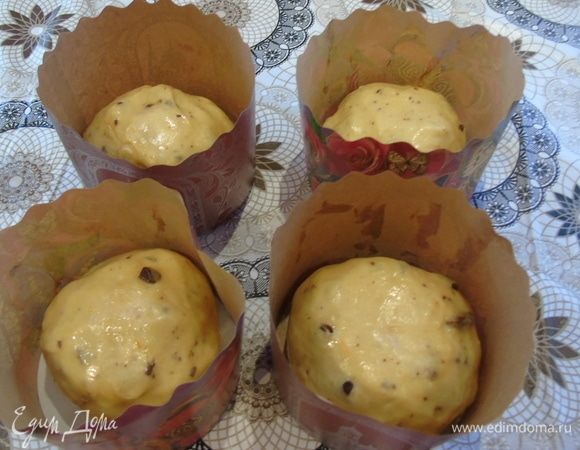 Выложите в формы (12 см). Я выкладывала в бумажные, если будете делать в металлических — выложите бумагой для выпечки. Накройте и оставьте при температуре 25–28°С на 3–3,5 часа. 