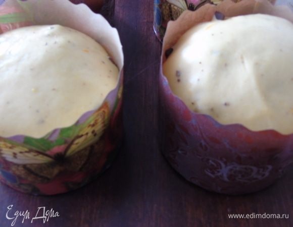 Тесто выросло почти до верха формы. Духовку заранее разогреваем до 180°С и отправляем выпекаться на 35–45 минут, следите по своей духовке, если сильно подгорает, уменьшите температуру до 170–160°С.