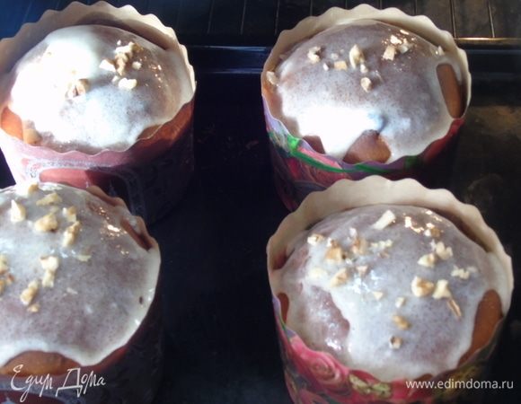 За 10 минут до готовности смажьте очень аккуратно помазкой и посыпьте рубленым миндалем. 