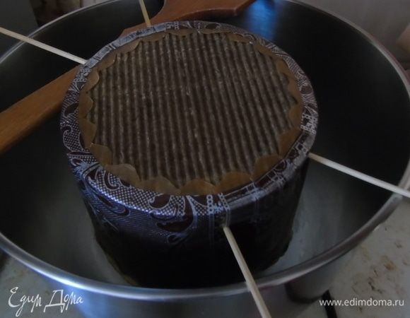 Аккуратно выньте из духовки, проткните деревянными шпажками у основания и повесьте остывать минимум на 3 часа. Если вы печете в металлических формах, то положите на бок.