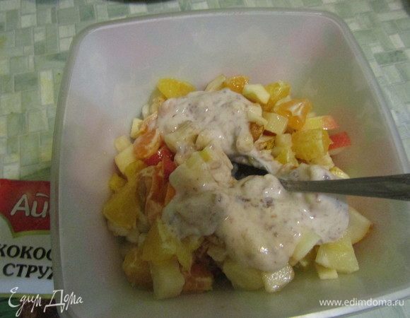 Фрукты нарезать небольшими кусочками. Смешать все компоненты, заправит йогуртом, тщательно перемешать. 