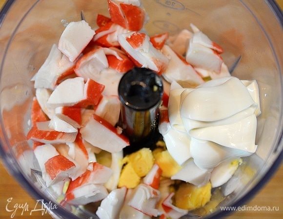 Добавьте творожный сыр, чеснок, чили, укроп.