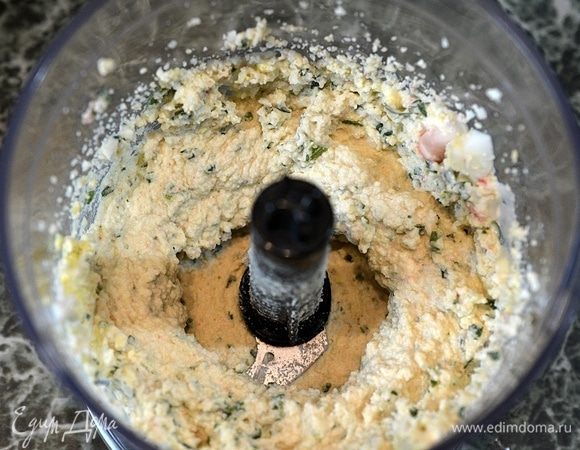 Измельчить все до однородного состояния. По вкусу посолите.