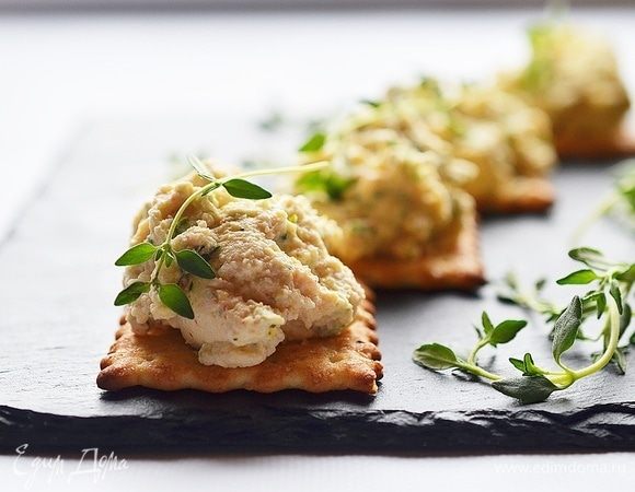 Выложите на крекеры или в тарталетки.