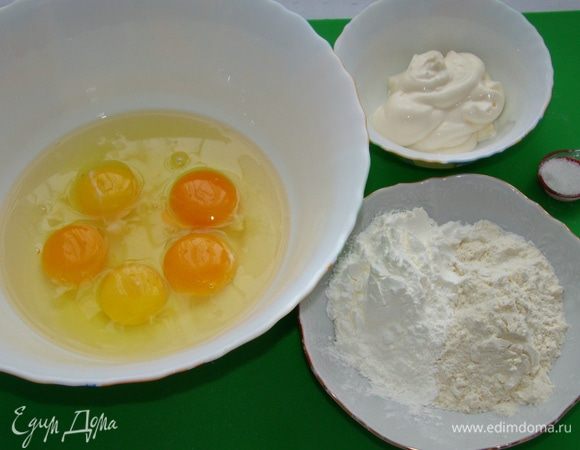 Для основы рулета смешать яйца, муку, крахмал, майонез и щепотку соли. Все слегка взбить до однородности.