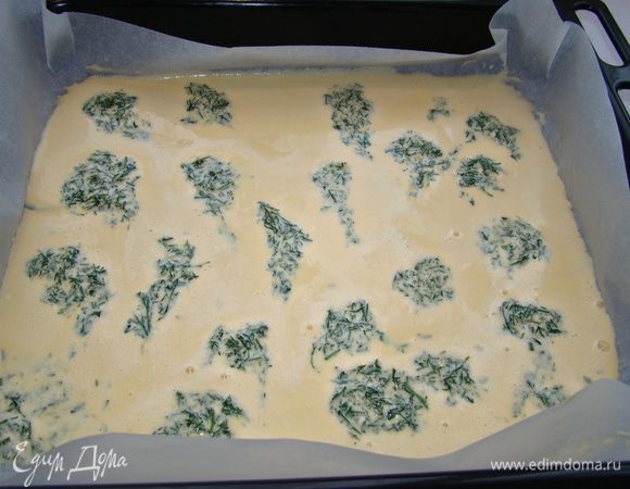 На противень, застеленный пекарской бумагой, вылить тесто, разровнять. По всей поверхности в хаотичном порядке разложить тесто, смешанное с укропом.
