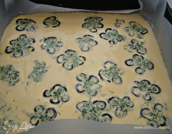 Вокруг каждого «пятнышка», по кругу уложить колечки маслин. Тесто поставить в разогретую до 180°С. Выпекать буквально минут 10.