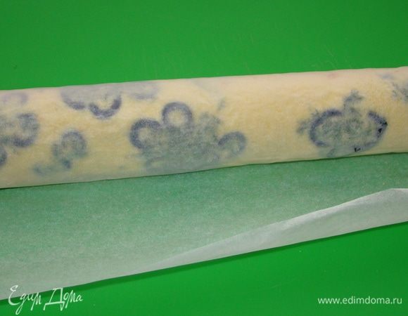 Готовый бисквит перевернуть, снять пергамент, на котором он выпекался и свернуть рулетом. Дать полностью остыть.