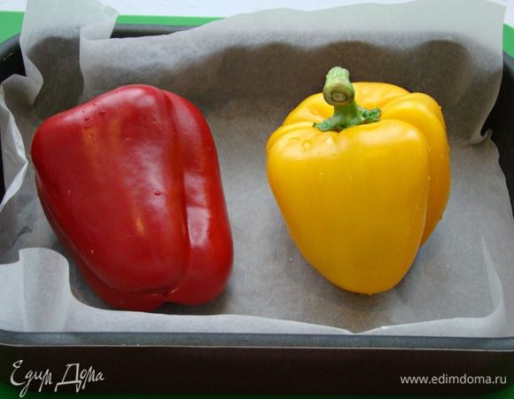 Пока остывает рулет, запечь в духовке болгарские перцы. Запекать пока они не станут мягкими. 