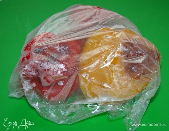 Затем перцы завернуть в пакет и дать остыть. Таким образом шкурка будет легко сниматься. Очищенные перцы нарезать на продолговатые ломтики.