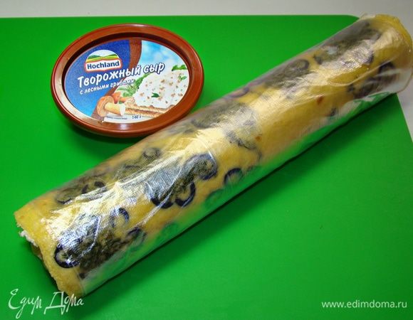 Рулет свернуть и  завернуть плотно в пленку. Поставить в холодильник примерно на 1 час.