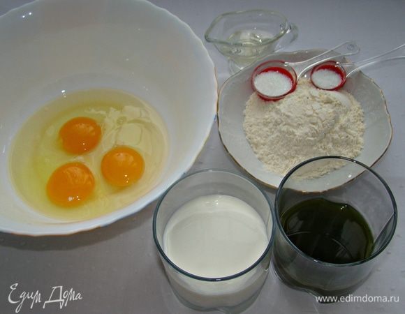 В миске смешать до однородности яйца, муку, растительное масло, молоко, сок шпината, соль и сахар.
