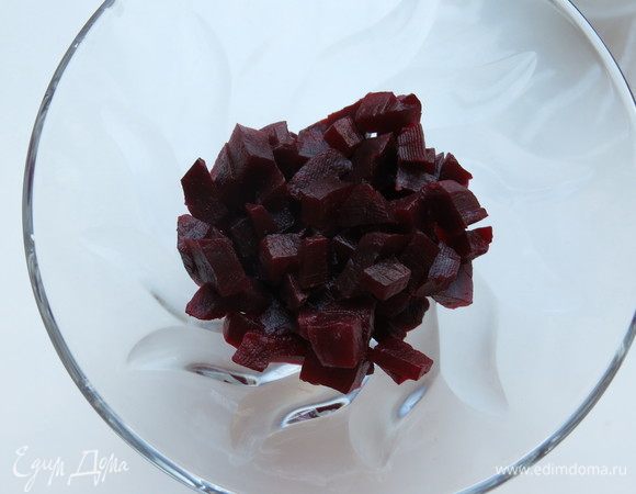 Нарезаем свеклу, выкладываем в креманку.
