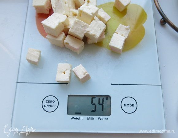 Нарезаем 55–60 г сыра имеретинского, кладем на сыр. На сыр — рыбу.