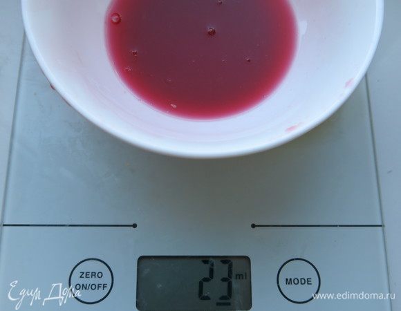 Отжимаем сок граната (20–25 мл).