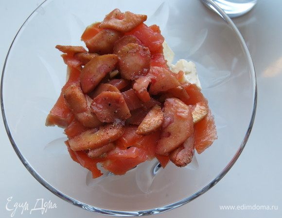 Солим и перчим сок, маринуем в нем фейхоа. Выкладываем фейхоа на рыбу. Замена фейхоа —
 клубника или, как вариант, яблоки. Чуть сбрызгиваем маринадом.