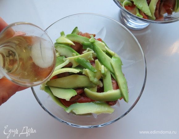 На фрукты — полоски очищенного авокадо, 1/2 на порцию. Сбрызгиваем маслом оливковым.