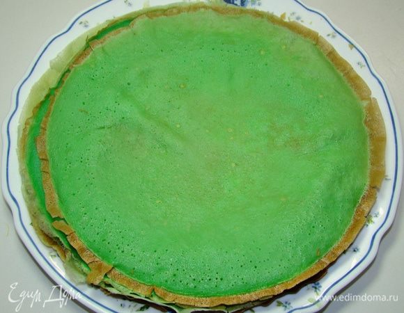 Напечь блинчиков. Так как у меня был замороженный шпинат, то сок в итоге дал не очень яркий цвет. Блинчики получались какими-то грязно-болотного цвета. Поэтому для яркости я добавила капельку пищевого красителя.