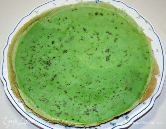 Еще один момент: для меня, однотонные блинчики показались «скучными», поэтому я решила их «развеселить», добавив в тесто жмых от листьев шпината, который остался после процеживания сока. Блинчики я выпекала с одной стороны, на среднем огне.