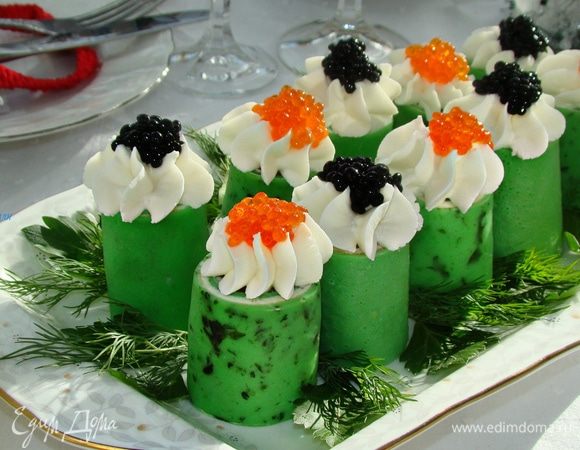 Затем нарезать на равные брусочки и украсить по-своему вкусу. У меня шапочка из сливочного сыра с икрой. Яркая, вкусная и несложная закуска готова!