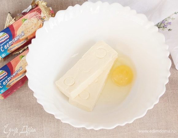 Сыр плавленный Hochland (200 г) лучше взять с ветчиной, она интересно дополнит вкусовую палитру шариков. Для приготовления теста плавленный сыр необходимо растереть венчиком с яйцом куриным (1 шт.).