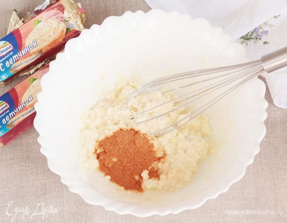 В сырно-яичную массу добавить 1 ст. л. паприки сладкой молотой и 1/3 ч. л. перца кайенского молотого, можно заменить на молотый красный перец острый.