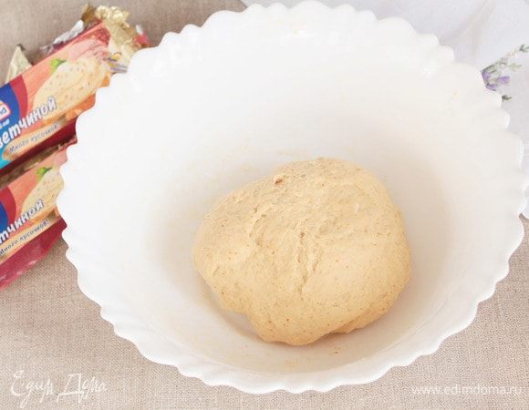 Вымесить тесто, не липнущее к рукам и эластичное. Сильно мукой не забивайте. Тесто не должно быть тугим.