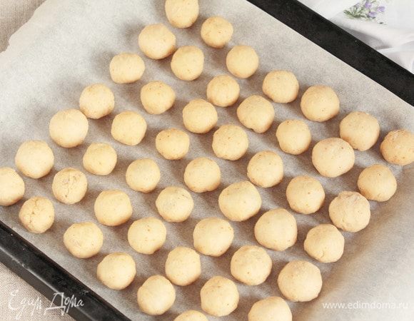 Выложить шарики на застеленный бумагой для выпечки противень. Готовых шариков у меня выходит обычно от 45 до 50 штук.