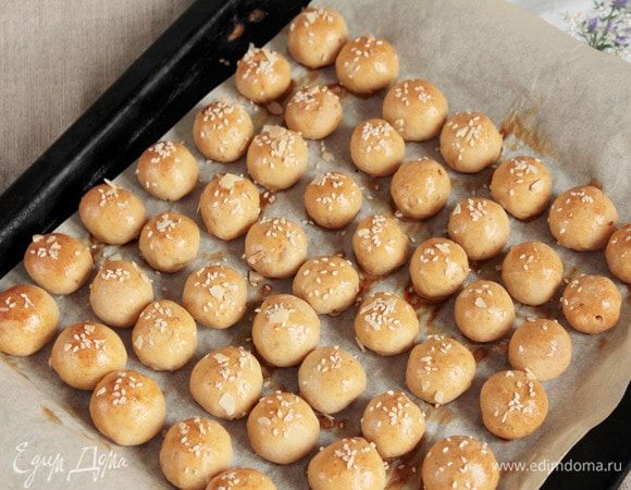 Выпекать шарики в предварительно разогретой духовке до 190-200°С, минут 15-20. Ориентируйтесь, пожалуйста, по своей духовке и внешнему виду запеченных сырных шариков. Шарики должны приобрести красивую румяную корочку.