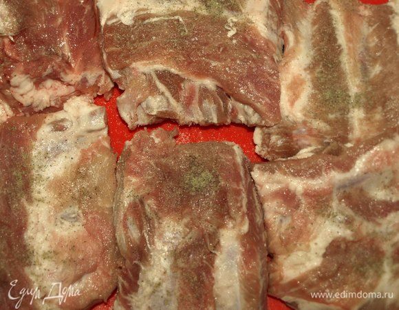 Свиные ребра крупно порубить. Промыть, обсушить бумажным полотенцем. По вкусу посолить, поперчить. 