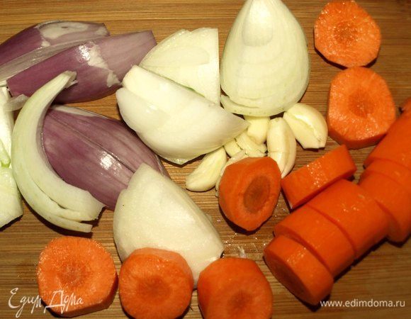 Лук, чеснок и морковь очистить. Морковь и лук крупно нарезать. Чеснок раздавить ножом. 