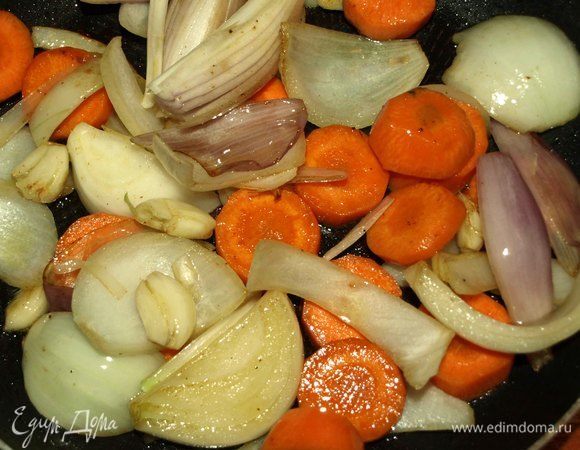 Обжарить овощи на сковороде, где жарили свиные ребра. 