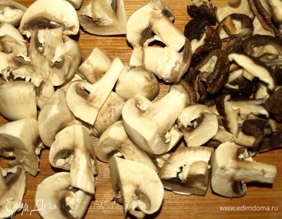Грибы нарезать. 