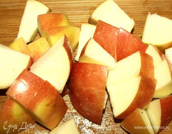 Не крупно нарезать яблоки.