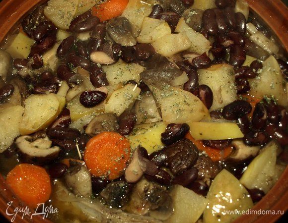 Через 20 минут достаем мясо. Открываем крышку, посыпаем 0,5 чайной ложки сухого шалфея и оставляем на минут 10-15. Крышкой не закрываем. 