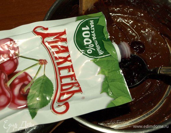 Шоколад растопить со сливочным маслом до однородного состояния. Добавить вишневый джем ТМ «МахеевЪ». И тщательно размешать.