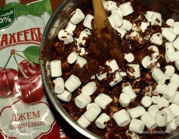 Добавить к шоколадно-вишневой массе маршмеллоу. Все хорошо перемешать.