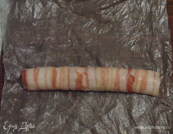 Выложить рис на бекон. Сверху на середину уложить ролл сыром. С помощью циновки аккуратно завернуть. Нарезать потолще обычных роллов, т.к. бекон нежный. По толщине как 2 ролла.
Украсить зеленью. Подавать с соевым соусом.