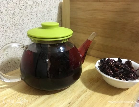 Залейте кипятком лепестки гибискуса (чай Каркадэ) и дайте настояться 5-10 минут.