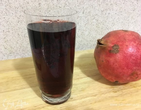 Приготовьте сок из граната удобным способом. Я делаю это вручную, но можно воспользоваться соковыжималкой.