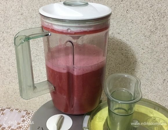 Смешайте сахарный сироп, чай Каркадэ и гранатовый сок в миксере. 