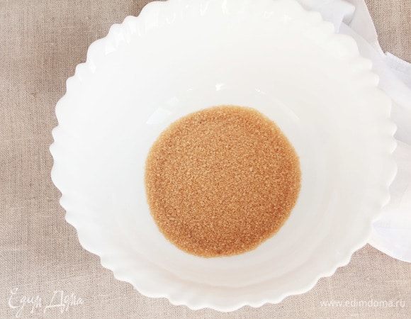 Моя форма для выпечки маловата (диаметр 21 см), поэтому я уменьшила количество ингредиентов, чем в рецепте Юлии Александровны. Отмерить 100 г сахара коричневого в чашу, в которой будем вымешивать тесто, но такую, чтобы можно было взбить масло.